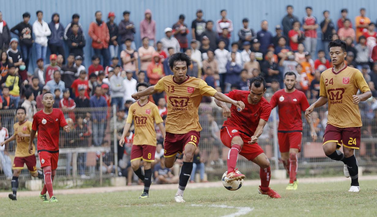 Gelandang Persija, Riko Simanjutak, berusaha melewati pemain Persika Karawang pada laga uji coba di Stadion Soemantri Brodjonegoro, Kuningan, Jakarta, Sabtu (30/12/2017). Persija menang 3-1 atas Persika. (Bola.com/M Iqbal Ichsan)