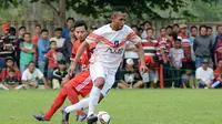 Robi Fajar, pemain Persis Solo yang jadi buruan Persires Rengat jelang tampil di Piala Bupati Cilacap. (Bola.com/Romi Syahputra)