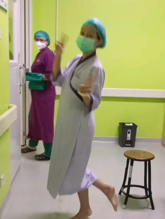 Setelah menjalani operasi, tim dokter memberi sejumlah PR untuk dikerjakan. Mulai dari makan makanan sehat, olahraga rutin, hingga cukup tidur. Hal itu guna melakukan untuk mengantisipasi kemungkinan tumbuh lagi 2 persen. [Instagram/putripatricia888]