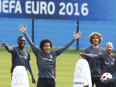 Para pemain Belgia menikmati latihan jelang melawan Wales pada perempat final piala Eropa 2016 di  Girondins de Bordeaux, Le Haillan, Prancis, (28/6/2016). (REUTERS/Regis Duvignau)