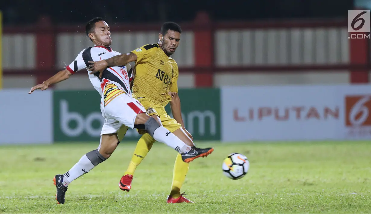 Pemain Bhayangkara FC Vendry Mofu (kanan) berebut bola dengan pemain Mitra Kukar pada lanjutan Go-Jek Liga 1 Indonesia 2018 bersama Bukalapak di Stadion PTIK Jakarta, Kamis (17/5). Babak pertama Bhayangkara FC unggul 1-0. (Liputan6.com/Helmi Fithriansyah)