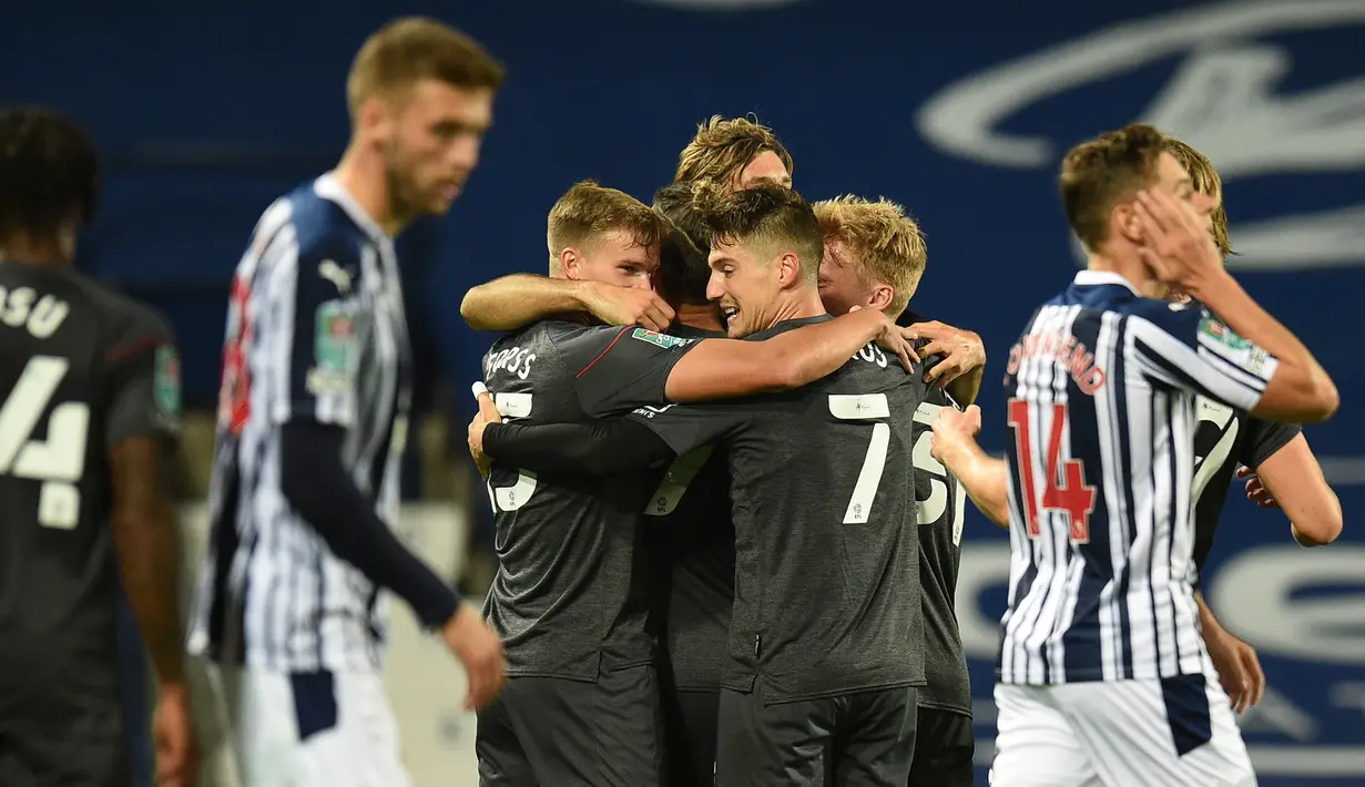 Pemain Brentford merayakan gol yang dicetak  Emiliano Marcondes ke gawang West Brom dalam pertandingan Piala Inggris di venue The Hawthorns, Rabu (23/9/2020) dini hari WIB. West Brom kalah 6-7 atas Brentford lewat adu penalti. (AFP/Oli Scarff)