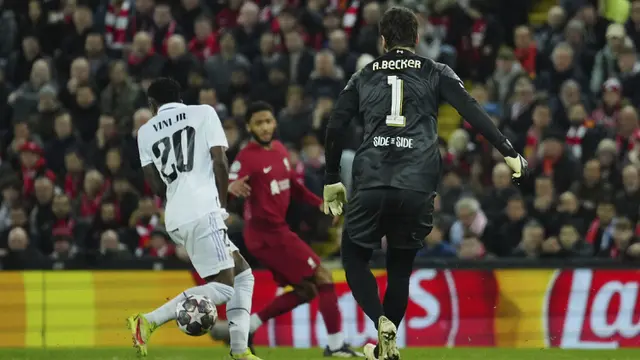 Foto: Momen Alisson Becker Cosplay Jadi Loris Karius, Lakukan Blunder saat Liverpool Dibantai Real Madrid di Liga Champions