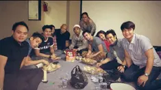 Casting terus menerus membuat Olga tidak memiliki uang dan Ia pun harus berhutang untuk membeli mie instan di warung dekat rumahnya