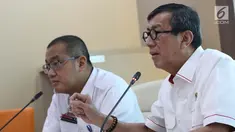 Menteri Hukum dan HAM, Yasonna H. Laoly (kanan) menyampaikan keterangan di Jakarta, Senin (25/3). Keterangan terkait kemenangan pemerintah Indonesia atas perusahaan pertambangan Churchill Mining Plc dan Planet Mining Pty Ltd di gugatan arbitrase International​ ICSID. (Liputan6.com/Helmi Fithriansyah