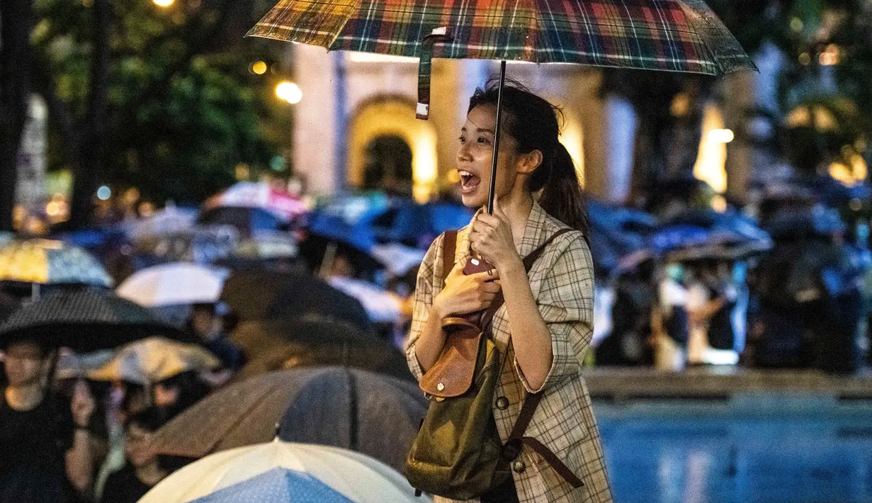 Seorang wanita berteriak saat mengikuti unjuk rasa menolak RUU Ekstradisi yang digelar ribuan pegawai negeri sipil (PNS) di Hong Kong, Jumat (2/8/2019). Selain PNS, ratusan pekerja medis juga berdemonstrasi untuk memprotes penanganan pemerintah terhadap penolakan RUU Ekstradisi. (LAUREL CHOR/AFP)