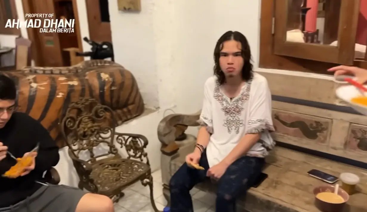 Momen Al Ghazali saat menikmati buka puasa bersama keluarga dari ayahnya.  Tampak juga Dul Jaelani juga terlihat ikut buka bersama keluarga ayahnya. [Youtube/ Ahmad Dhani Dalam Berita]