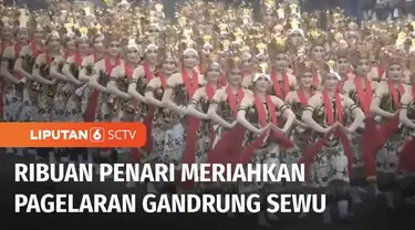 Ribuan penari meriahkan pagelaran Gandrung Sewu di Pantai Boom, Banyuwangi. Hiburan rakyat tahunan yang sempat dilarang digelar selama pandemi ini, kembali dipertunjukkan, untuk mengobati kerinduan warga Banyuwangi.