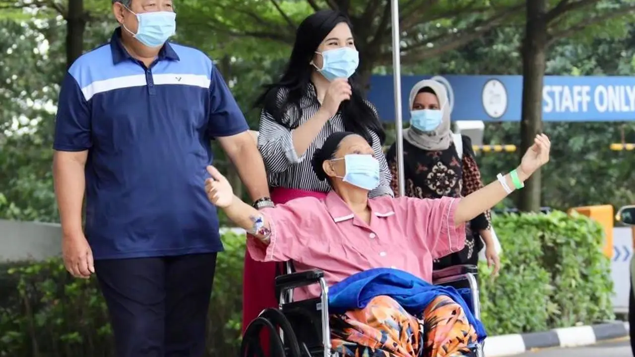 Presiden keenam RI Susilo Bambang Yudhoyono, Ani Yudhoyono, dan sang menantu Annisa Pohon berjalan-jalan di sekitar rumah sakit