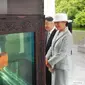 Presiden Jokowi tampak memperlihatkan ikan arwana yang nantinya akan diserahkan kepada Kaisar Jepang Naruhito. (Foto: Dokumentasi Agus Suparto, Fotografer Kepresidenan)