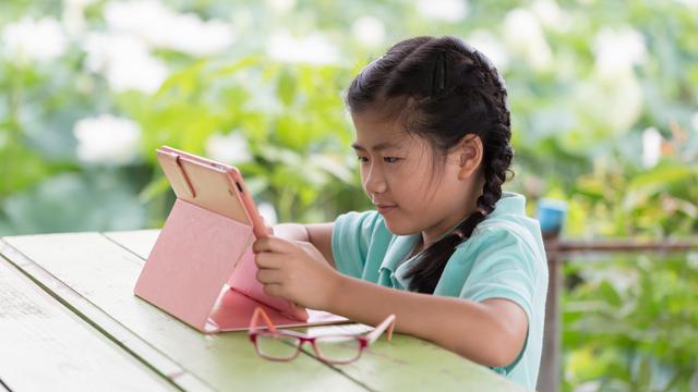 anak remaja main gawai media sosial