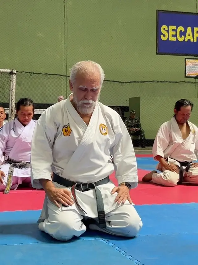 Jadi Rutinitas Sebelum Konser, Ini 8 Potret Iwan Fals Latihan Karate