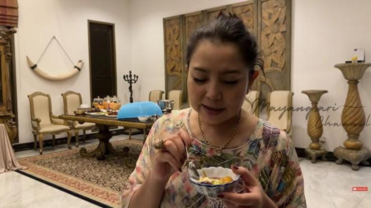 8 Potret Ruang Makan di Rumah Mayangsari dengan Konsep Klasik Modern