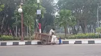 Marak Gerobak Kayu Pemburu THR Lebaran di Palembang