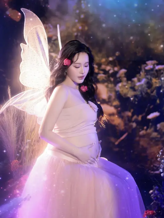 Nita Vior kenakan set top beraksen bunga dan rok tutu baby pink dari desainer Lamariee Dress [@nitavior]