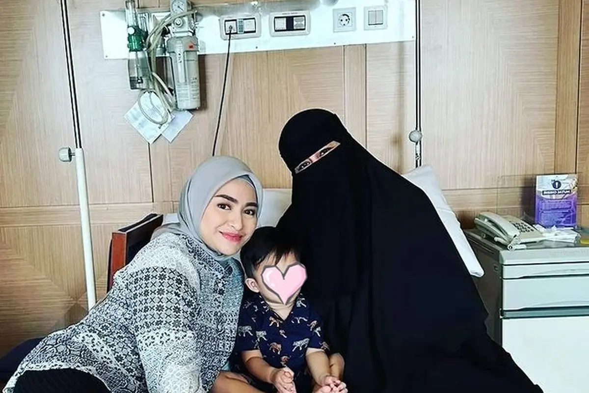 6 Potret Nathalie Holscher dan Umi Pipik, Sempat Nangis hingga Ingin Lepas Hijab