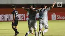 Selebrasi pemain Persib Bandung Esteban Gabriel Vizcarra (kiri) dan Frets listanto Butuan usai berhasil menjebol  gawang Persita Tangerang dalam pertandingan babak penyisihan Grup D Piala Menpora 2021 di Stadion Maguwoharjo, Sleman, Senin (29/3/2021). Persib menang 3-1. (Bola.com/Ikhwan Yanuar)