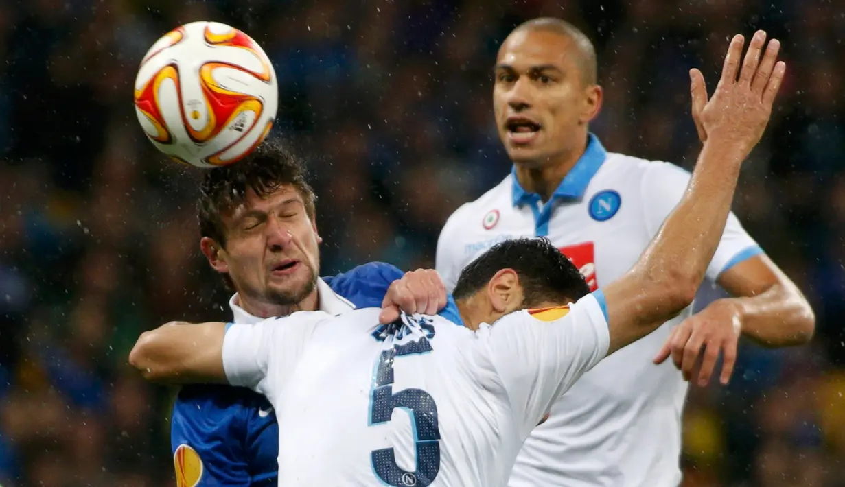Penyerang Dnipropetrovsk, Yevhen Seleznyov (kiri) berebut bola udara Miguel Britos di leg kedua semifinal Europa League di NSK Olimpijs'kjv Stadium,, Jumat (15/5/2015). Dnipro Dnipropetpovsk menang 1-0 atas Napoli. (REUTERS/Valentyn Ogirenko)