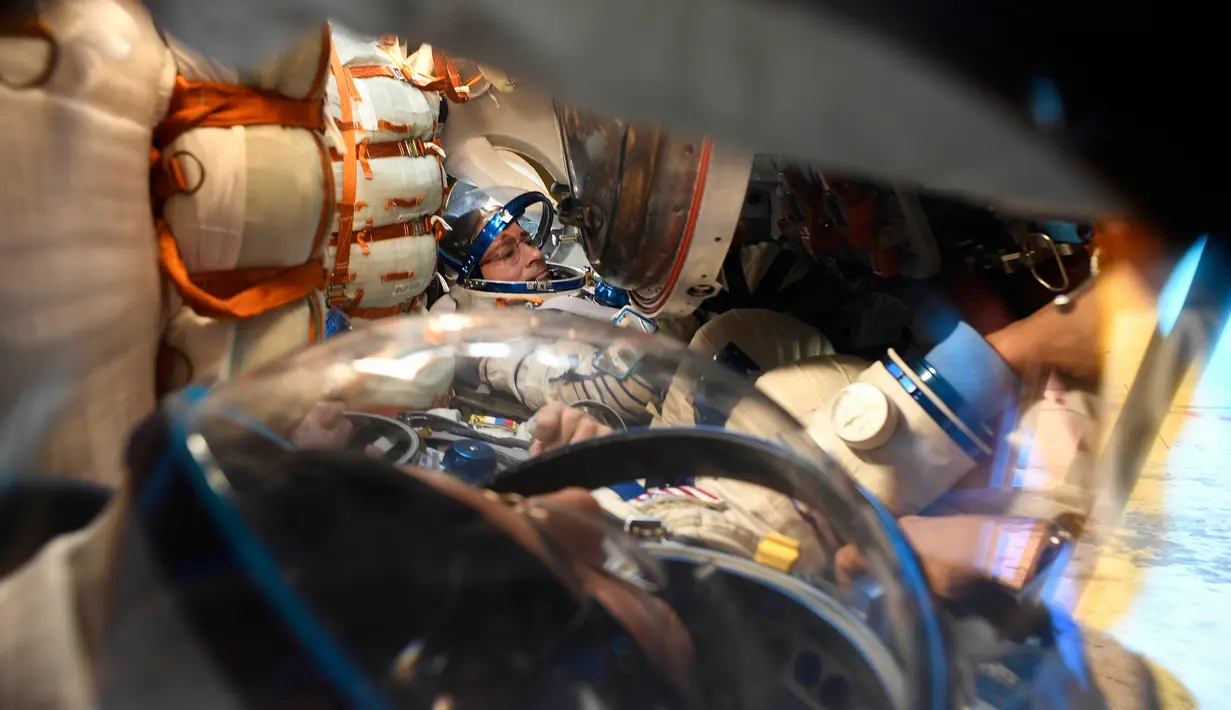 Kosmonot Rusia, Alexander Misurkin serta astronot NASA Mark Vande Hei dan Joe Acaba dalam kapsul ruang angkasa Soyuz MS-06 sesaat setelah mendarat di Kazakh, Zhezkazgan, Kazakhstan, Rabu (28/2). (Foto Alexander Nemenov/Pool Photo via AP)