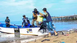 Petugas Yayasan Lopie Bahari Nusantara Tolitoli bersama BRI Peduli bersiap mengantarkan perlengkapan belajar menggunakan Perahu Literasi. Bantuan mencakup buku bacaan, alat tulis, dan proyektor untuk kegiatan belajar interaktif. (Adv/BRI)