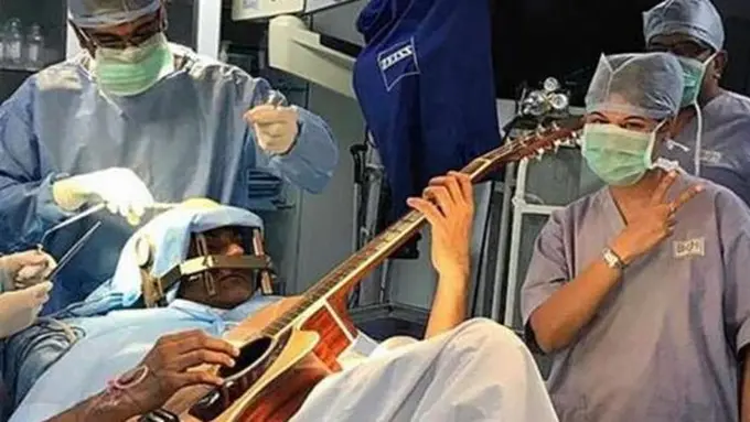 Musisi di India jalani operasi otak sambil bermain gitar/copyright boldsky.com