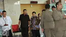 Ketua Dewan Perwakilan Rakyat Setya Novanto meninggalkan lokasi usai menjalani pemeriksaan, di Gedung KPK, Jakarta, Selasa (13/12). Sebelumnya KPK telah menetapkan dua orang tersangka dalam kasus pengadaan e-KTP.(Liputan6.com/Helmi Affandi)