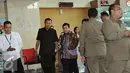 Ketua Dewan Perwakilan Rakyat Setya Novanto meninggalkan lokasi usai menjalani pemeriksaan, di Gedung KPK, Jakarta, Selasa (13/12). Sebelumnya KPK telah menetapkan dua orang tersangka dalam kasus pengadaan e-KTP.(Liputan6.com/Helmi Affandi)