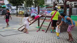 Anak-anak bermain perosotan di Ruang Publik Terbuka Ramah Anak (RPTRA) Rusun Petamburan, Jakarta, Selasa (9/10). Pemprov DKI Jakarta memangkas anggaran pembangunan RPTRA. (Liputan6.com/Faizal Fanani)