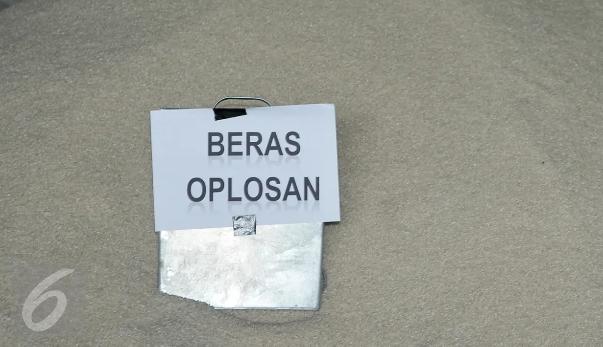 Barang bukti beras oplosan yang diamankan petugas ketika penggerebekan gudang mafia beras oplosan di Pasar Induk Beras Cipinang, Jakarta, Jumat (7/10). Dalam penggerebakan, polisi menyita ratusan ton beras yang telah dicampur. (Liputan6.com/Yoppy Renato)