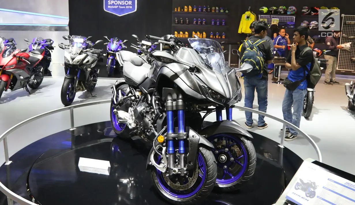 Pengunjung melihat pameran Indonesia Motorcycle Show (IMOS) 2018 di JCC, Jakarta, Rabu (31/10). Pameran ini ditargetkan menjadi barometer bagi para pelaku industri, komunitas sepeda motor, dan konsumen. (Liputan6.com/Angga Yuniar)