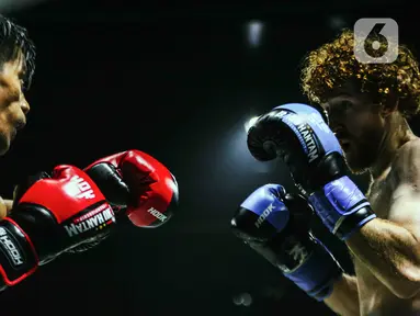Dua petarung saling serang dalam Baku Hantam Championship Session 3 di Jakarta, Sabtu (16/9/2023). Acara yang bertajuk 'Baku Hantam Championship' bertujuan sebagai wadah bagi para atlet Indonesia untuk mengasah bakat dan menyalurkan kecintaannya terhadap bela diri atlet sekaligus melahirkan bakat-bakat baru di tarung bebas di Indonesia agar bisa naik kelas ke tingkat Internasional. (Liputan6.com/Faizal Fanani)