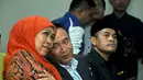 Menteri Sosial Khofifah Indar Parawansyah (kiri) saat menghadiri Temu Karya Nasional VII Karang Taruna di Jakarta, Rabu (20/5/2015). Pemerintah menargetkan menurunkan kemiskinan yang saat ini 10,96 persen menjadi 7 persen. (Liputan6.com/Helmi Afandi) 