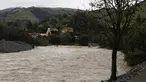 Sungai Alameda yang meleuap mengalir dengan cepat di Fremont, California, saat sistem badai terbaru bergerak pada hari Jumat, 10 Maret 2023. Lebih dari 9.000 penduduk California berada di bawah perintah evakuasi pada hari Jumat karena sungai atmosfer baru membawa hujan lebat, badai petir, dan angin kencang, meluapnya sungai dan anak sungai serta membanjiri beberapa jalan raya utama selama perjalanan pagi. (Dai Sugano/Bay Area News Group via AP)
