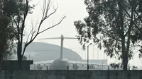 Pesawat militer Amerika Serikat yang membawa imigran ilegal asal India parkir di Bandara Internasional Amritsar, Rabu (5/2/2025). (Dok. AP Photo/Prabhjot Gill)