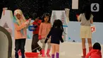 Anak-anak bermain di taman es ICEFest 2019 di ICE BSD City, Tangerang, Banten, Kamis (19/12/2019). ICEFest 2019 berlangsung pada tanggal 19-29 Desember. (merdeka.com/Magang/Muhammad Fayyadh)