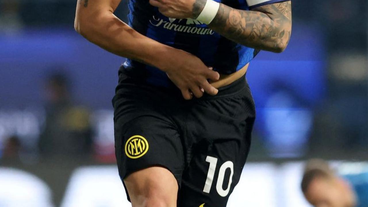 Gol kemenangan Inter Milan akhirnya tercipta di menit ke-90+1 melalui aksi sang kapten, Lautaro Martinez.<br>(Foto REUTERS / Ahmed Yosri)<br>