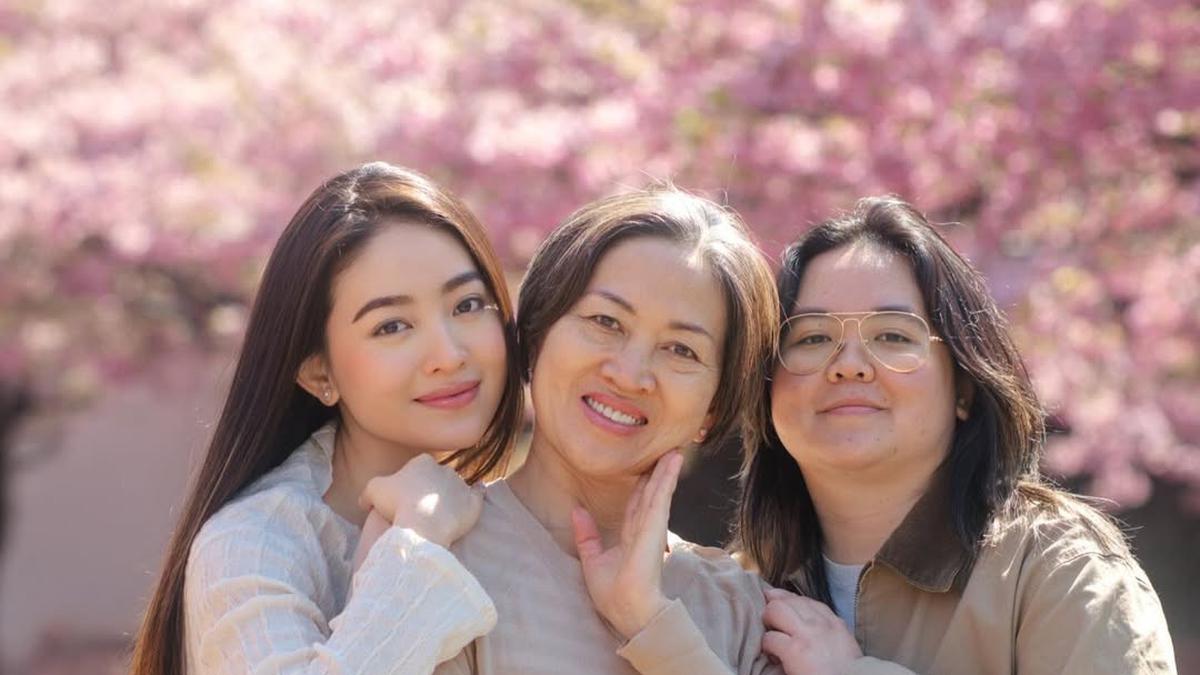 Wajah Berseri Natasha Wilona Pancarkan Cantik Natural Kala Saksikan Sakura Mekar di Jepang