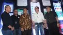 Presdir Astra Prijono Sugiarto (kedua kanan) Direktur Pengawasan Bank OJK Adief Razali (tengah) berbincang usai peluncuran website baru dan model branch PertamaBank di Jakarta, Jumat (20/9/2019). PermataBank melakukan konfigurasi ulang dan mendesain kembali konsep cabang. (Liputan6.com/HO/Eko)