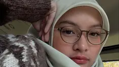 Pilihan hijab polos berwarna pastel terlihat serasi dengan wajahnya yang cantik natural. Aisha juga memadukannya dengan busana bermotif dan kacamata bergaya klasik yang menambah kesan cerdas sekaligus feminin. Penampilan ini memberikan kesan matang, tetapi tetap memancarkan aura imut khas remaja. (Liputan6.com/IG/@khadeejaisha)