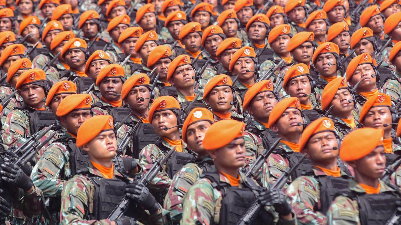 FOTO: Ribuan Warga Padati Monas Saksikan Kemegahan Parade HUT ke-80 TNI