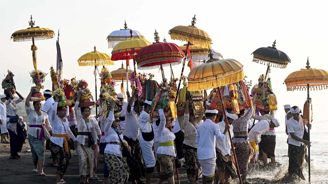 FOTO: Ribuan Umat Hindu Ikuti Prosesi Melasti di Pantai Padanggalak Bali