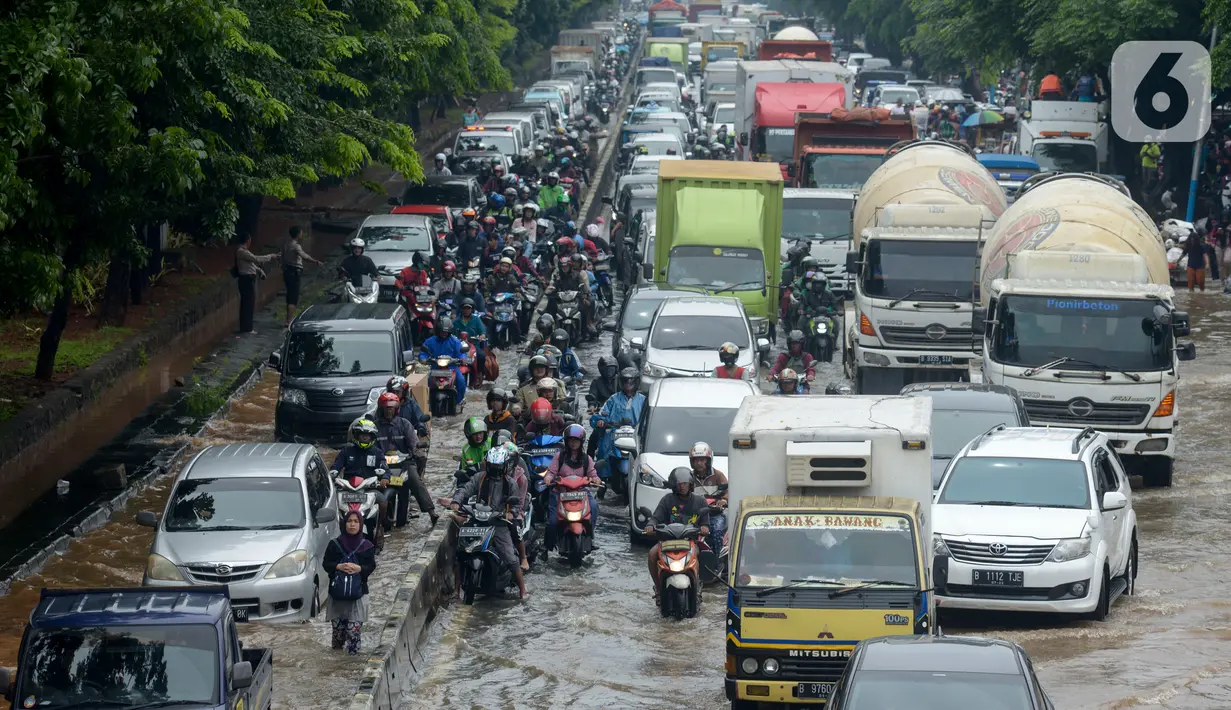 Kendaraan melintas saat banjir menggenangi Jalan Perintis Kemerdekaan, Pedongkelan, Jakarta, Sabtu (2/8/2020). Banjir akibat hujan deras yang mengguyur Jakarta sejak semalam tersebut mengakibatkan lalu lintas dari Pulo Gadung menuju Senen dan arah sebaliknya macet. (merdeka.com/Imam Buhori)