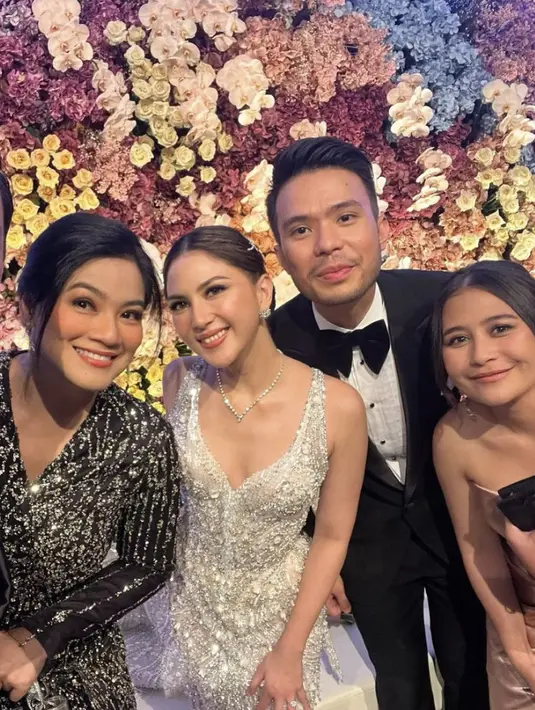 Dengan potongan bergaya sederhana, namun dress ini terlihat sempurna menyempurnakan gaya Titi Kamal. [Foto: Instagram/ Titi Kamal]