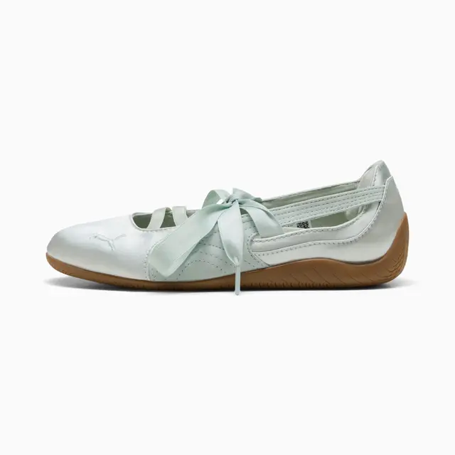 Ballet Flats hingga Cardigan Bisa Jadi Sentuhan Balletcore