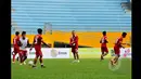 Sejumlah pemain Arema Cronus melakukan latihan ringan di Stadion Jakabaring Palembang, Sabtu (24/1/2015). Arema Cronus akan bertemu Persebaya Surabaya di semifinal SCM Cup 2015 pada Minggu (25/1).  (Liputan6.com/Johan Tallo)