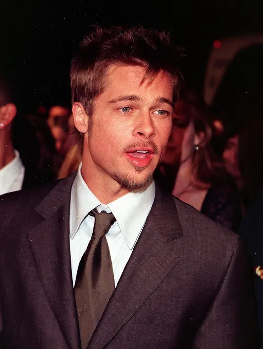 “Sekarang Jolie paham mengapa banyak wanita ingin bertemu Pitt, tapi mengapa Pitt punya foto bersama wanita-wanita asing itu?” ucap seorang sumber yang diwawancara OK Magazine dilansir Hollywodlife. (AFP/Bintang.com)