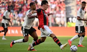 Gelandang Manchester United asal Belgia bernomor punggung 18, Youri Tielemans (kiri), dan gelandang AC Milan asal Swiss bernomor punggung 30, Ardon Jashari (kanan), berebut bola dalam pertandingan persahabatan pramusim antara Manchester United dan AC Milan di Tarczynski Arena, Wroclaw, Polandia, pada 15 Agustus 2026. (Sergei GAPON/AFP)