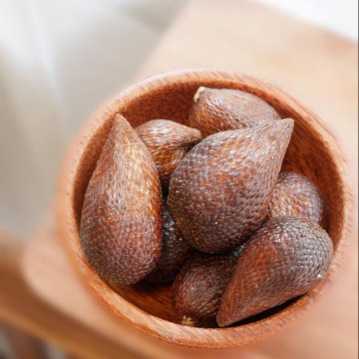 Tak Asal Dikupas, Begini Cara Makan Buah Salak yang Benar