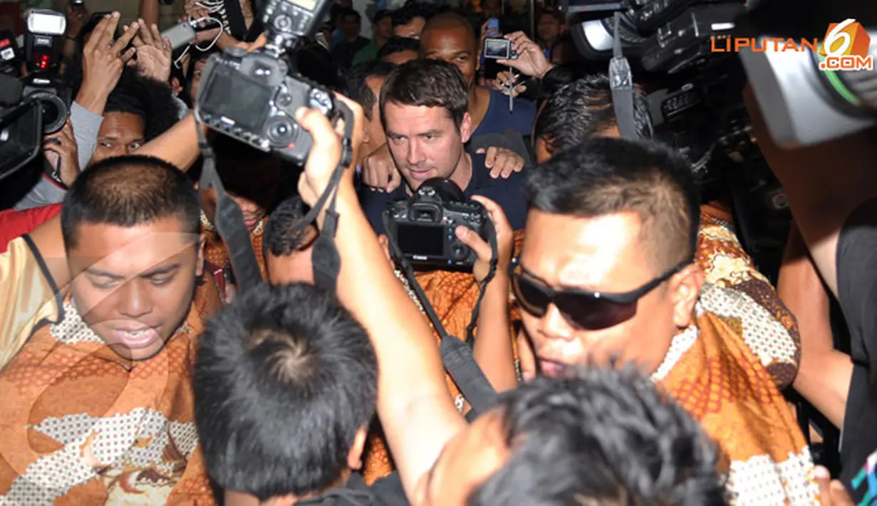 Ketatnya penjagaan security menyulitkan para pewarta mengabadikan kedatangan Michael Owen  (Liputan6.com/Helmi Fithriansyah)