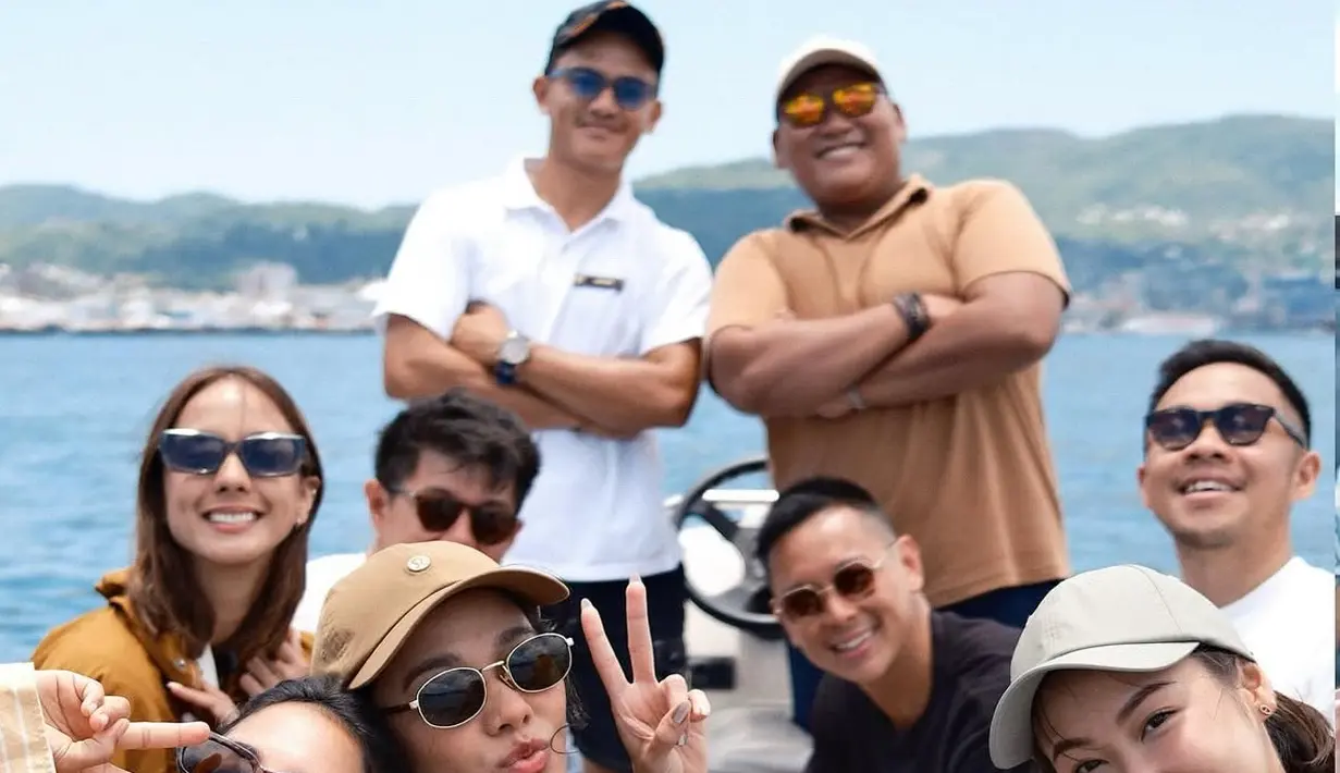 Berikutnya, saat berada di atas perahu, Naysilla mengenakan atasan kemeja hitam bergaris putih dipadukan topi cap coklat. Ia juga mengenakan kacamata hitamnya.  [@naymirdad]